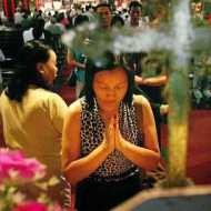 Fieles católicos chinos rezan en una iglesia