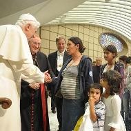 El Papa pide a Europa no discriminar ni olvidar «tanto dolor» que han sufrido los gitanos