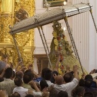 Accidentado comienzo de la procesión de la Virgen del Rocío tras el salto de los almonteños