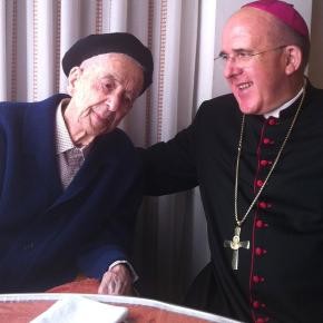 El arzobispo de Valencia con el sacerdote fallecido