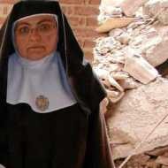 La hermana Isabel Teresa rodeada de escombros