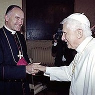 El superior de la FSSPX, Bernard Fellay, con el Papa.