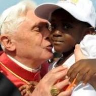 Benedicto XVI besa a un niño africano