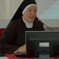 La hermana Elvira en una conferencia.