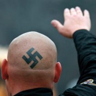 Hombre con el símbolo nazi