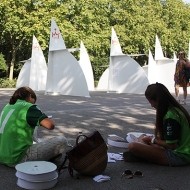 Dos voluntarias en el Parque del Retiro frente a los confesionarios