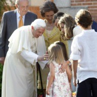 El Papa saluda a las Infantas Leonos y Sofía