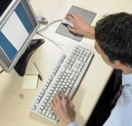 Un jóven trabaja con un ordenador