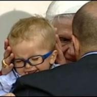 El Papa bendice a un niño con un tumor