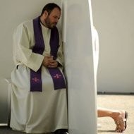Un sacerdote confesando en el parque del Retito durante la JMJ 2011