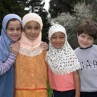 Niños musulmanes que estudian el islam en el instituto