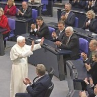 El Papa recibe aplausos de la comunidad judía