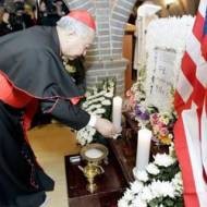 Un obispo coreano ante la tumba de An