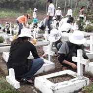 Misa entre las pequeñas tumbas de 43.000 fetos abortados: los jóvenes las cuidan y ponen flores