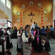 Hallan 45 volúmenes de la Biblia y textos sobre María en tibetano en la única parroquia del Tibet