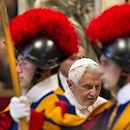 El Papa, flanqueado por la Guardia Suiza.