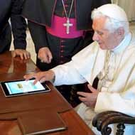 Benedicto XVI consulta Twitter en un iPad
