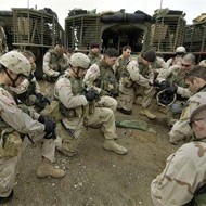Soldados norteamericanos rezando