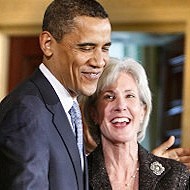Obama con Kathleen Sebelius, secretaria de Salud.