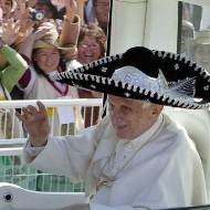 Benedicto XVI con sombrero de charro