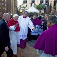 El Papa a su llegada a la catedral de León