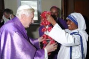 Benedicto XVI conoce a su «madrina espiritual» en Cuba