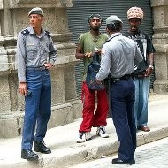 Policías cubanos