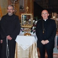 El arzobispo Osoro entrega el Santo Cáliz