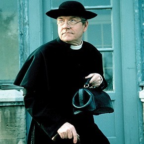 Padre Brown, interpretado por Kenneth More.