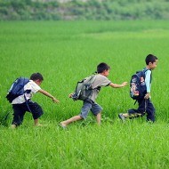 Niños chinos jugando en el campo