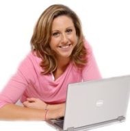 Una joven mujer frente al ordenador