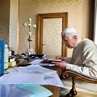 Benedicto XVI, en su mesa de trabajo.