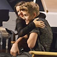 Justin Bieber con su madre.
