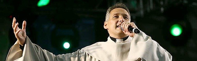 «No hay que cambiar la liturgia, sólo la música: ¡que sea alegre!», pide el padre Marcelo Rossi