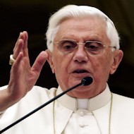 El Papa bendice a los fieles con indulgencias plenarias.