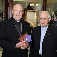 El obispo Porteous con el padre Jordan.