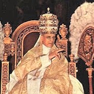 Pío XII sobre la tradicional silla gestatoria.