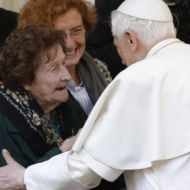 Benedicto XVI con unos ancianos
