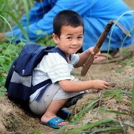 Un niño chino en el campo
