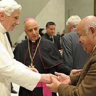 José H. Prado con Benedicto XVI y monseñor Fisichella