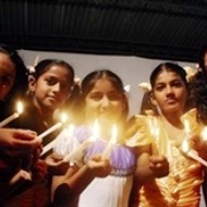 Niñas indias en plena campaña 37 millones de luces