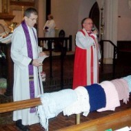 El pastor y el obispo episcopaliano bendicen unos chales que tejen las feligresas