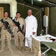El padre Duesterhaus en Irak, tras una misa de campaña.