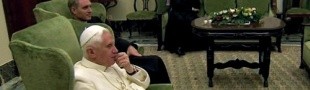 Benedicto XVI ve la TV, en foto de archivo