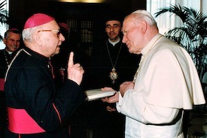 Monseñor Ploscaru con Juan Pablo II.