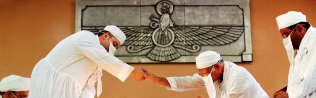 Ritual zoroastriano en un Templo del Fuego en EEUU