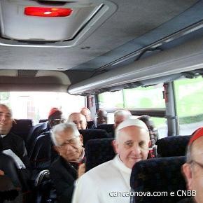El Papa Francesco, en microbús