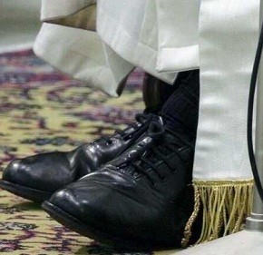 Unos zapatos desgastados, muestra de la universalidad de la Iglesia: De Villa Miseria a San Pedro