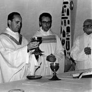 Bergoglio, con el cáliz, en los años 70: tenía unos 40 años