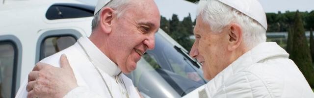 Francisco y Benedicto XVI, el insólito encuentro de dos papas vivos